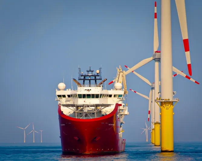 Un bateau intervenant sur des éoliennes en mer 