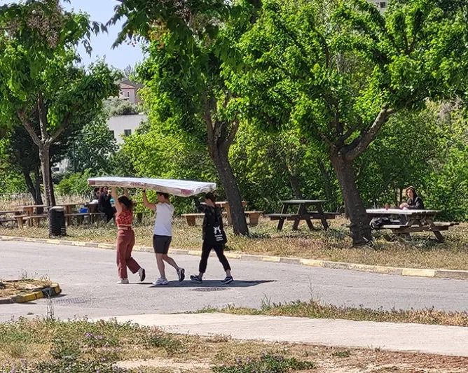 élèves portant un matelas