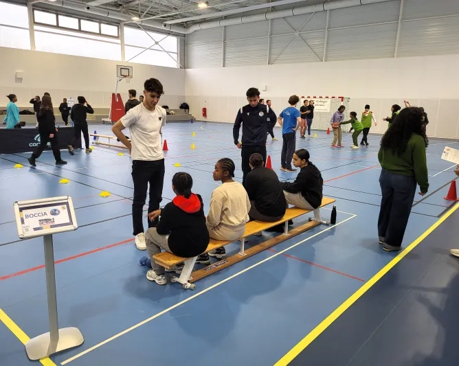 Élèves et tutorés dans un gymnase