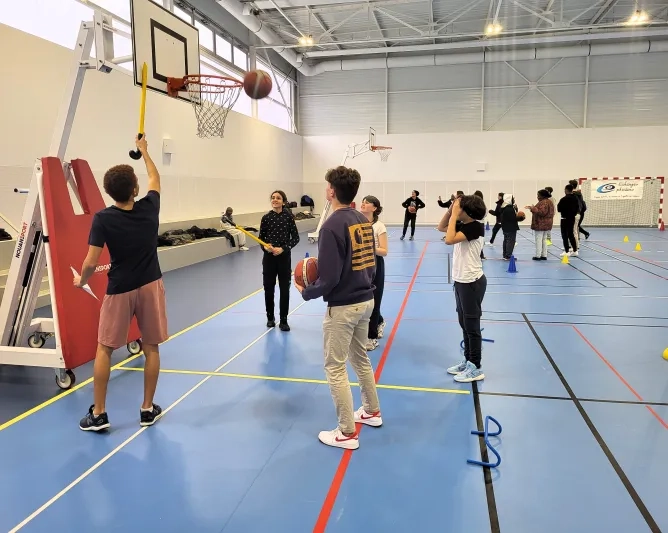 Jeunes adultes jouant au para-basket