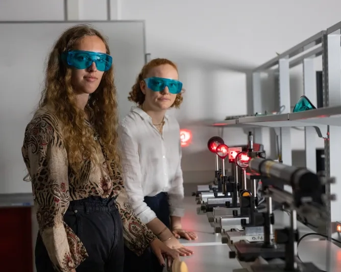 2 élèves en TP d'optique manipulant un laser