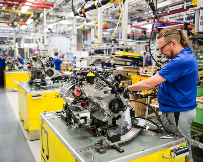 Personne travaillant dans une usine