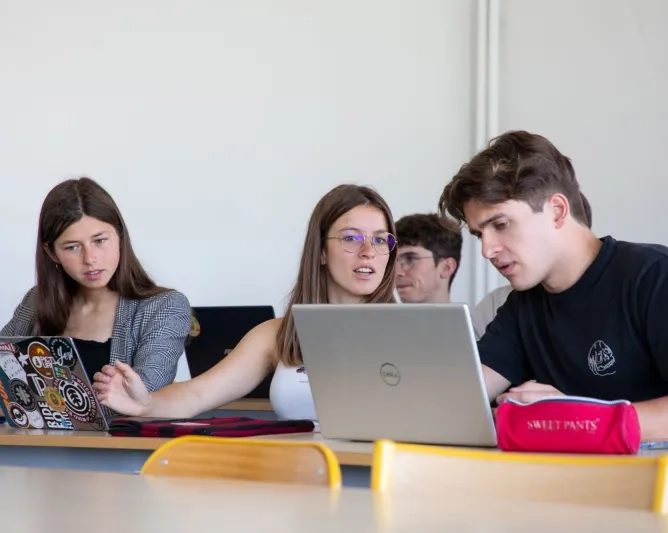 étudiantes de Centrale Méditerranée en salle de cours 