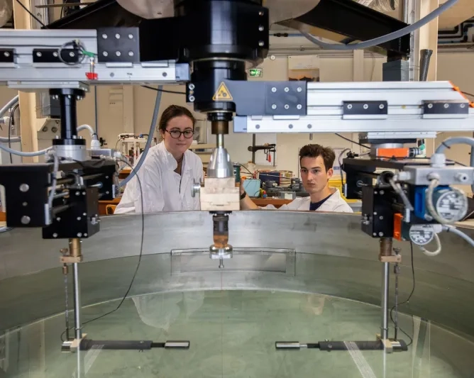 étudiants de Centrale Méditerranée en laboratoire