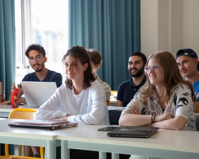 Élèves en salle de cours