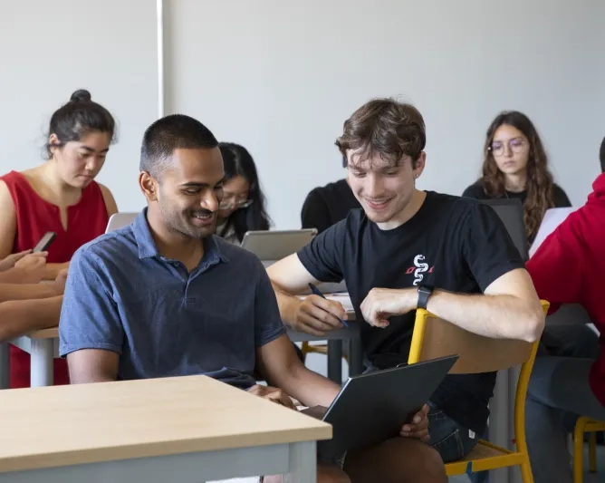 Élèves travaillent sur un ordinateur en salle de classe