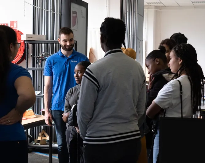 Tuteur et tutorés au Fablab de Centrale Méditerranée