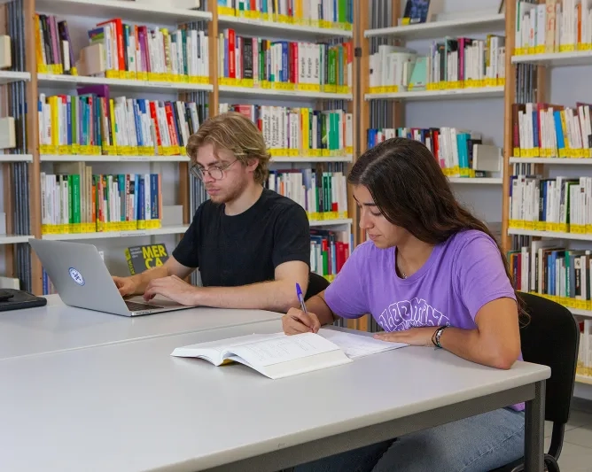 Étudiants travaillant au centre de documentation