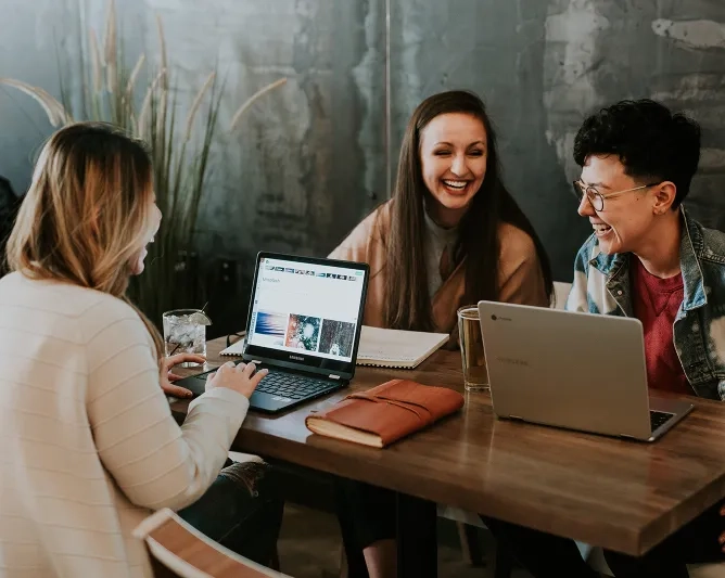 Groupe de personnes au travail