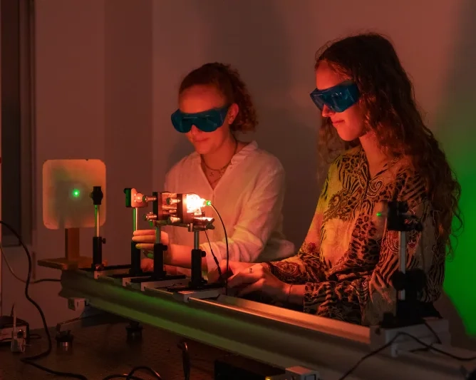 Manipulation de laser par deux élèves