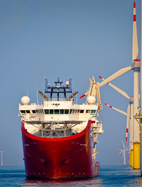 Un bateau intervenant sur des éoliennes en mer 