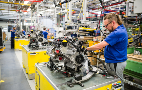 Personne travaillant dans une usine