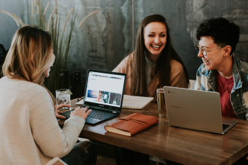 Groupe de personnes au travail